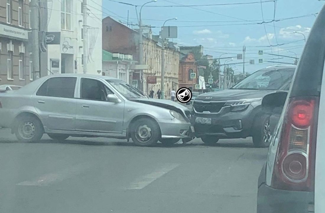 В центре Пензы врезались и создали пробку две машины