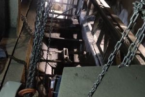 Спасатели помогли работнику пензенского предприятия освободить зажатые тележкой ноги