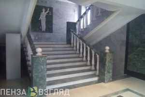 Суд рассмотрит дело по факту смерти 29-летнего парня, погибшего при падении с высоты в Пензе