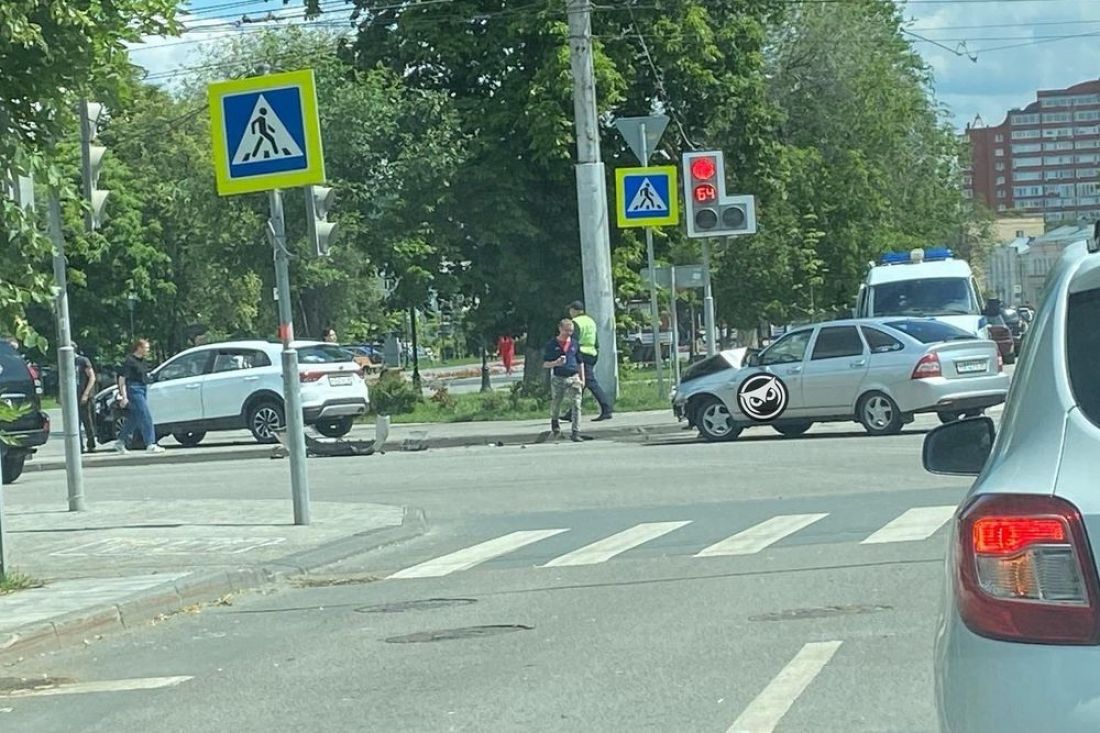 Жесткая авария в центре Пензы спровоцировала пробку