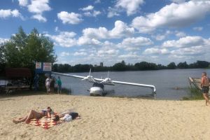 В Пензе гидроплан внезапно приземлился рядом с отдыхающими на Русеевском пляже