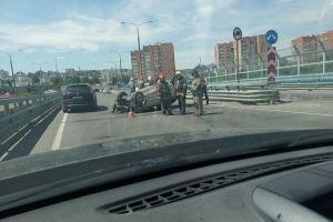 Автомобиль перевернулся на крышу в результате ДТП на мосту Капашина
