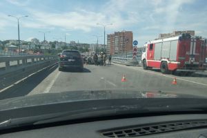 Появилось видео после ДТП с перевернувшейся машиной на мосту Капашина