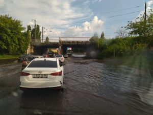 После ливня в Пензе затопило улицы, автомобилисты «плывут»