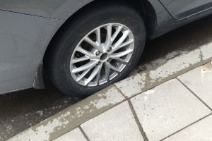Появилось новое видео с перевернутой после ДТП машиной на мосту Капашина