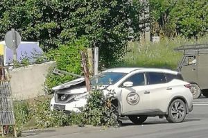 В Пензе иномарка врезалась в ограждение
