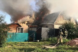 Опубликовано видео горящего частного дома в Пензе