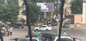Появилось видео с улицы Ставского, где перевернулся грузовик