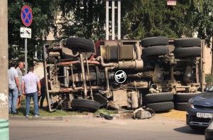 На улице Ставского в Пензе перевернулся «КАМАЗ»