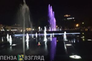 На Фонтанной площади Пензы мужчина наблюдал за светомузыкальным шоу с необычной позиции