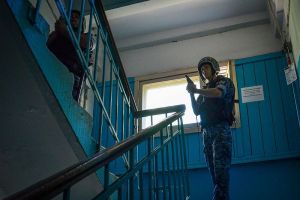 В пензенском районе Шуист пьяный мужчина бил и царапал чужую дверь