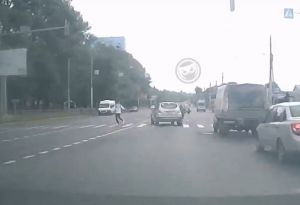 В Пензе на видео попало, как машина сбила пешехода на переходе