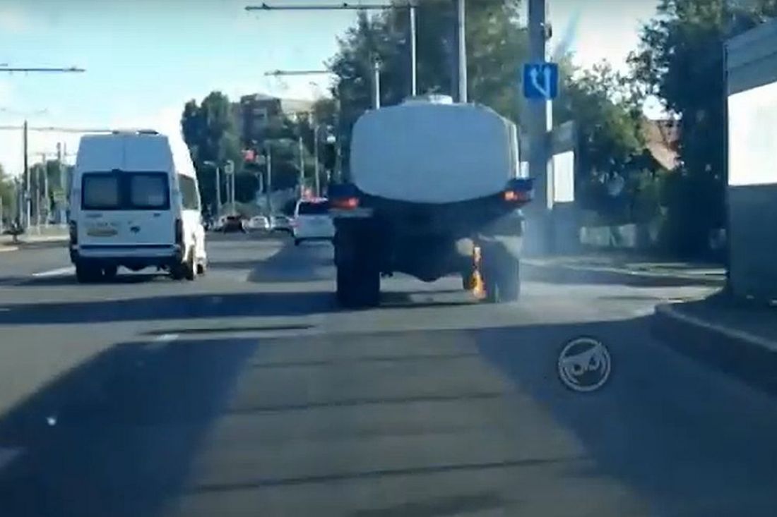 В пензенской Терновке сняли на видео мчащийся «огненный» грузовик