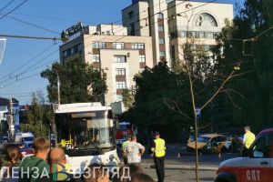 В центре Пензы жестко столкнулись автобус и такси