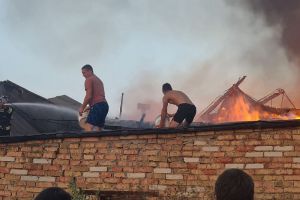 Опубликовано фото и видео с места возгорания сараев в Кижеватово
