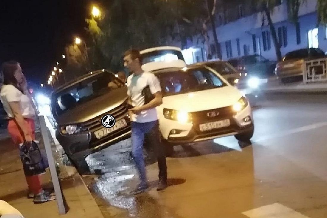 На Западной поляне в Пензе один автомобиль «приподнял» другую машину