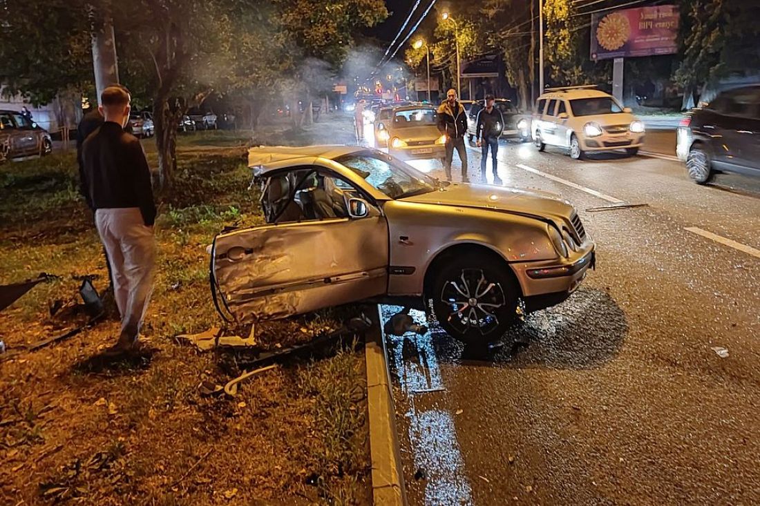 В аварии на улице Луначарского в Пензе напополам разорвало «Mercedes»