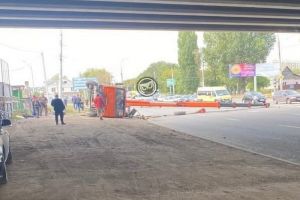 Кран упал на проезжую часть улицы Луначарского в Пензе