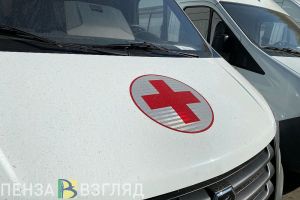 «Скорая помощь» прибыла на место жесткой аварии на улице Захарова в Пензе