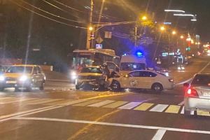 Опубликован момент жесткой аварии на перекрестке в центре Пензы