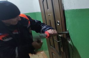 В Пензе спасатели помогли пожилой женщине, которая упала в квартире