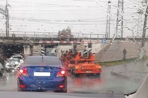Застрявшая под путепроводом фура «остановила» движение в центре Пензы