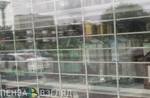 Пензенец уронил витрину с алкоголем и отказался оплачивать