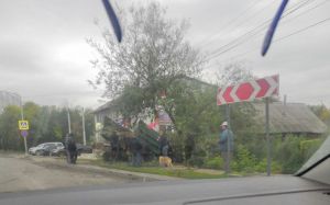 На окраине Пензы самосвал съехал с дороги в кювет