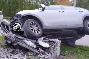 Снес столб: в Пензе на видео попал момент ДТП в Арбеково