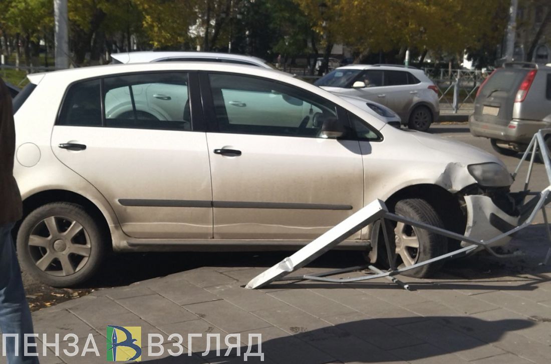 В центре Пензы иномарка снесла ограждение