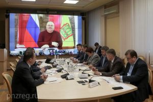 Мельниченко ответил на вопросы пензенцев об уместности проведения новогодних праздников