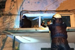 Мужчину в неадекватном состоянии сняли с козырька подъезда в Пензе
