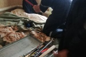 В Пензе ребенок случайно «заковал» себя между стеной и батареей