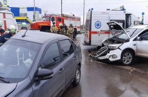 В Пензе спасатели деблокировали пострадавшего в жуткой аварии