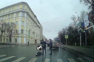 «Лежал без сознания». Очевидцы сообщают о сбитом парне в центре Пензы