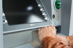 Житель Кузнецкого района вскрыл в магазине банкомат и заплатил миллион