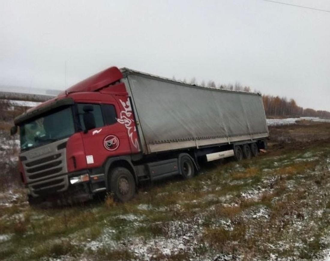 В Городищенском районе фура слетела с трассы