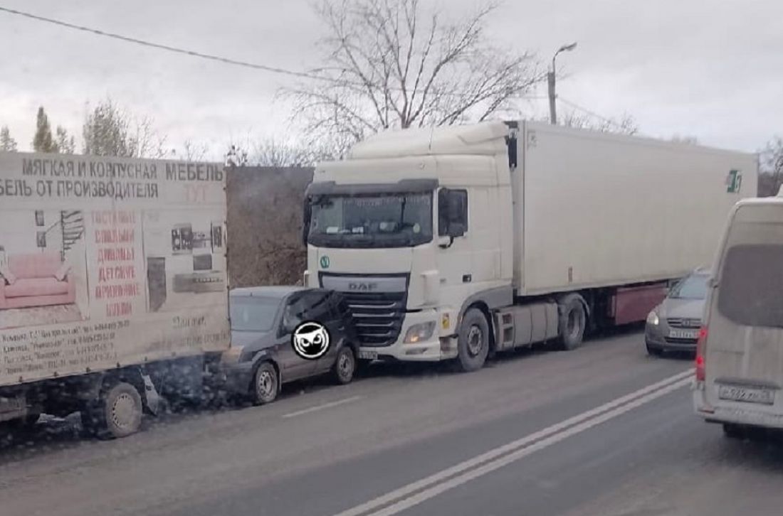 На М-5 в Пензе два грузовика зажали легковой автомобиль