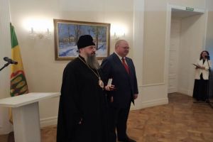 Мельниченко вручил митрополиту Серафиму орден «За заслуги перед Пензенской областью»