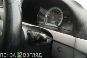 Под Кузнецком отечественный автомобиль скатился в кювет