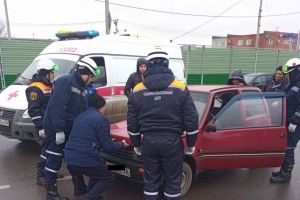 На улице 40 лет Октября в результате ДТП в машине заблокировало женщину-водителя