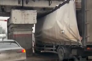 Застрявший под мостом грузовик спровоцировал в Пензе серьезную пробку