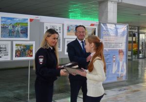 На пензенском вокзале открылась выставка «Мои родители работают в полиции» (0+)