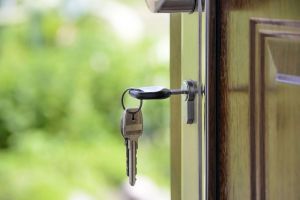 В Кузнецке женщина поплатилась за незапертую дверь квартиры