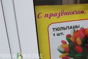 В Пензе из-за сильного ветра сорвало кровлю павильона с цветами