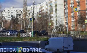 На пензенском перекрестке две машины столкнулись «носами»