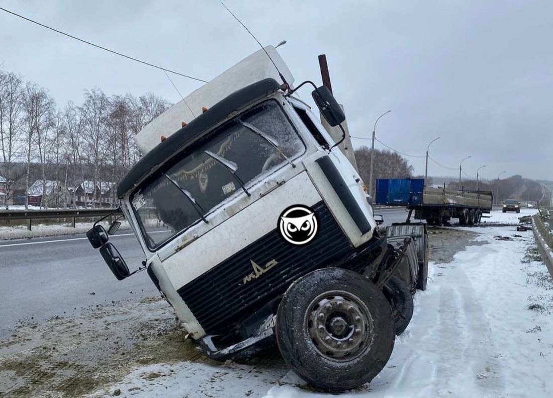 В ДТП под Пензой грузовик остался без колеса и прицепа