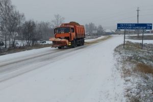 Дороги Пензенской области обрабатывают противогололедными материалами