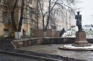 В Пензе привели в порядок территорию около памятника Лермонтову