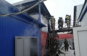 В Кузнецке 16 сотрудников МЧС тушили пожар в двухэтажном строении